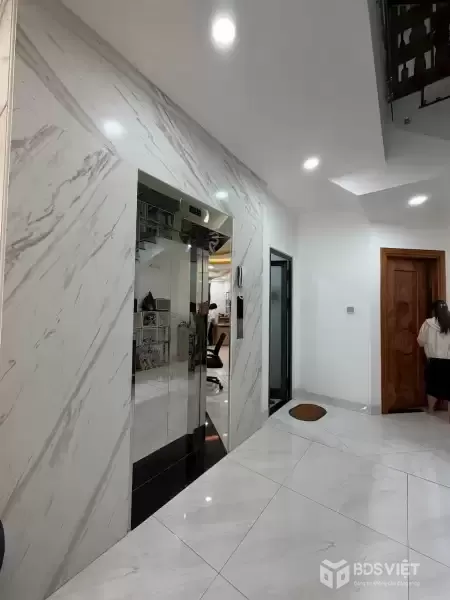 HẠ 200 TRIỆU BÁN NHÀ HẺM LÊ HỒNG PHONG – PHƯỜNG PHƯỚC HẢI (NHA TRANG)  ???? Diện tích: 94,6m² – sổ hồng hoàn công ???? Đường ô tô vào tận nơi ???? Kết cấu: 3 phòng ngủ, 2 WC, phòng khách, bếp rộng, ban công thoáng mát ???? Có sân để ô tô tiện lợi  ??