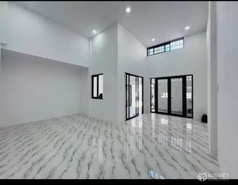 HẠ 200 TRIỆU BÁN NHÀ HẺM LÊ HỒNG PHONG – PHƯỜNG PHƯỚC HẢI (NHA TRANG)  ???? Diện tích: 94,6m² – sổ hồng hoàn công ???? Đường ô tô vào tận nơi ???? Kết cấu: 3 phòng ngủ, 2 WC, phòng khách, bếp rộng, ban công thoáng mát ???? Có sân để ô tô tiện lợi  ??