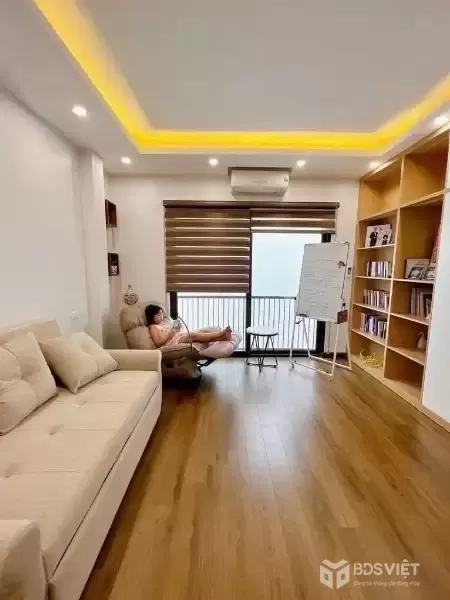 TRUNG KÍNH 31M x5 TẦNG GIÁ 9,1 TỶ,NGÕ THÔNG,NHÀ ĐẸP,FULL NỘI THẤT