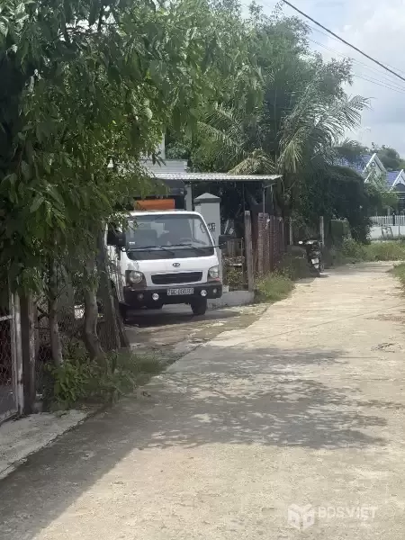 E cần bán lô đất diên phú full thổ cư  Diện tích: 90m2 nở hậu  thik hợp xây nhà hoặc đầu tư.