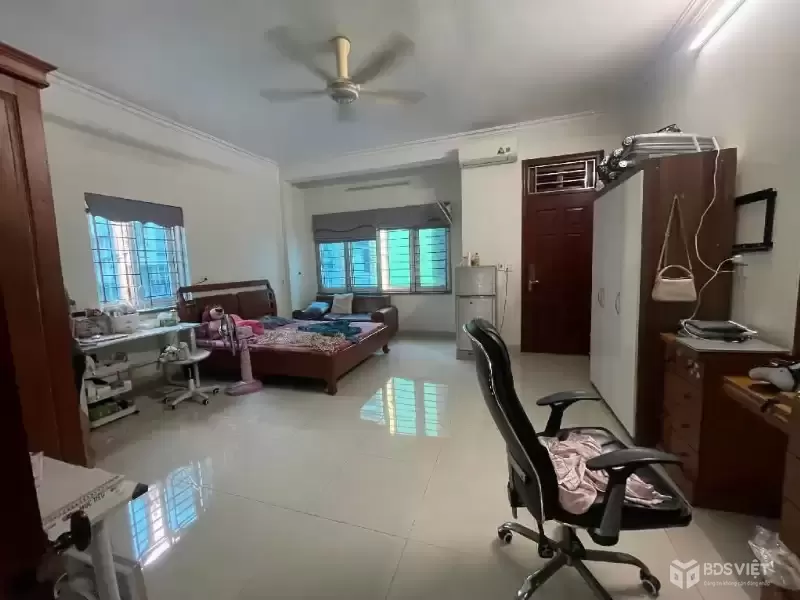 Bán nhà Hoàng Quốc Việt, 40m2, 6 tầng, thang máy xịn