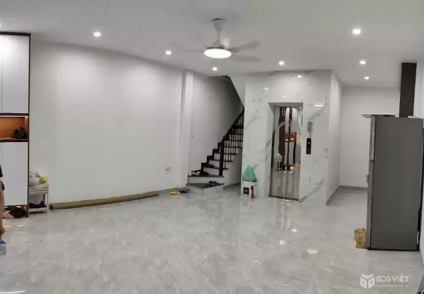 Bán Nhà Đội Cấn 39m2 7 tầng. mặt tiền 4.8m. giá 12 Tỷ Ba Đình Hà Nội .