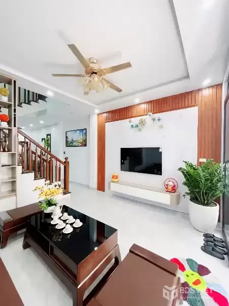 Bán nhà Hoàng Hoa Thám ngõ ô tô thông, gần phố, 44m² x 5 tầng hơn 14 tỷ
