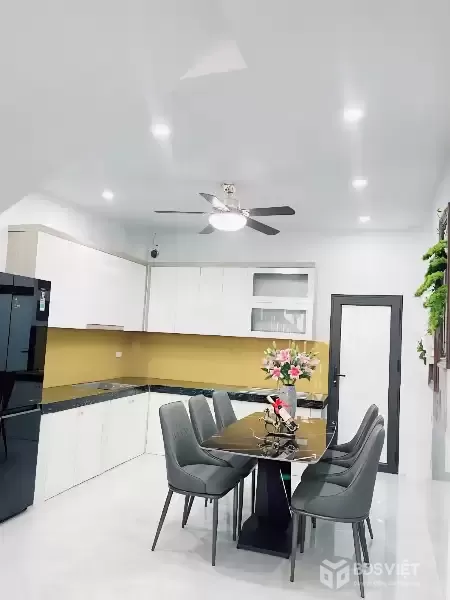 Bán nhà Hoàng Hoa Thám ngõ ô tô thông, gần phố, 44m² x 5 tầng hơn 14 tỷ
