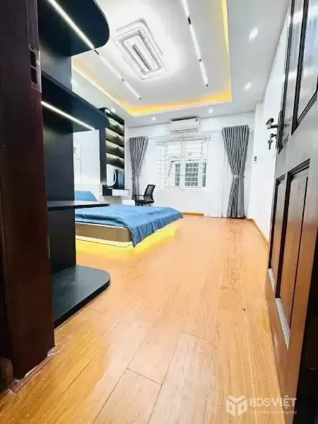NGUYỄN ĐÌNH HOÀN 32M x5 TẦNG-MT 4M,SÁT PHỐ,NGÕ THÔNG-GIÁ 8,4 TỶ