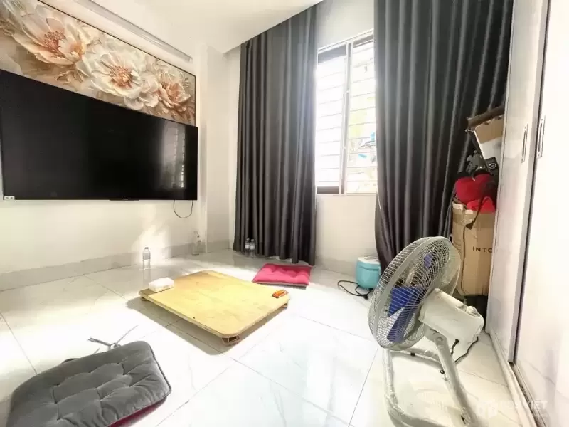 HOÀNG QUỐC VIỆT 18M x5 TẦNG CHỈ 4,250 TỶ NGÕ THÔNG,LÔ GÓC,Ô TÔ QUA NHÀ,DÂN XÂY,30M RA PHỐ