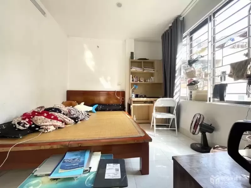 HOÀNG QUỐC VIỆT 18M x5 TẦNG CHỈ 4,250 TỶ NGÕ THÔNG,LÔ GÓC,Ô TÔ QUA NHÀ,DÂN XÂY,30M RA PHỐ