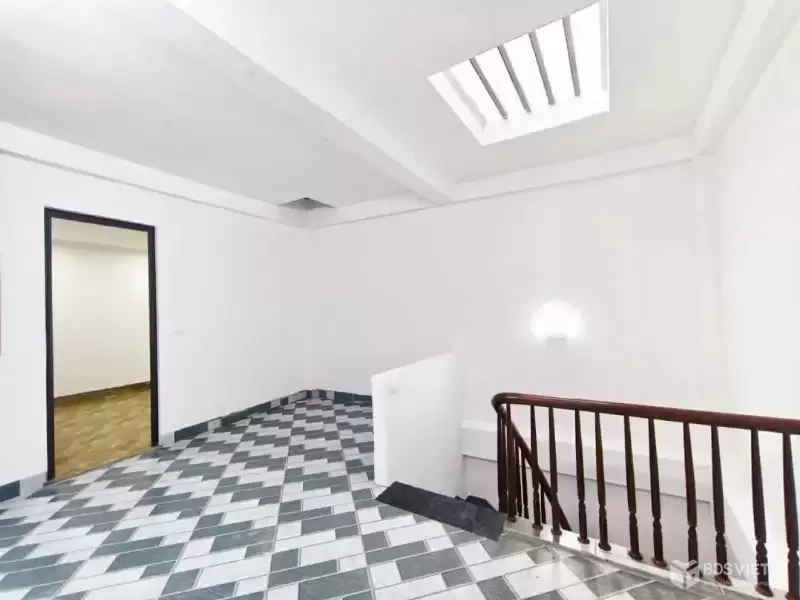 Ô TÔ ĐỖ CỔNG – CÓ SÂN RIÊNG ĐỂ CẢ CHỤC XE – NHÀ MỚI LONG LANH 5 TẦNG – Ở NGAY