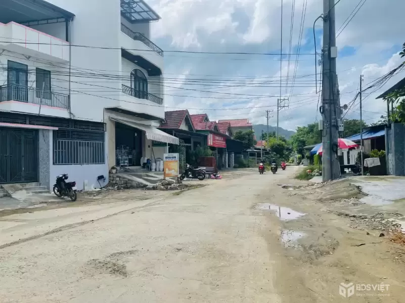 ĐấtDiên Phú đường nhựa Kinh doanh thông rộng 6m.. Lô góc 2 mặt tiền vuôn vắn.