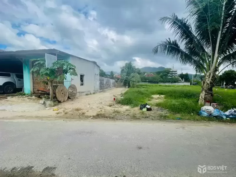 ĐấtDiên Phú đường nhựa Kinh doanh thông rộng 6m.. Lô góc 2 mặt tiền vuôn vắn.
