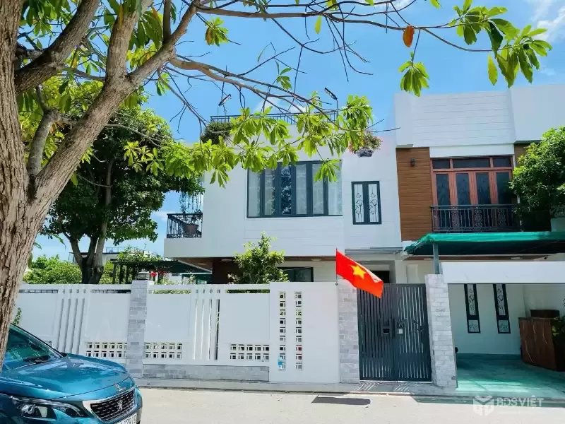 - BÁN BIỆT THỰ SIÊU SANG KĐT MỸ GIA NHA TRANG 
 - Bán căn Biệt thự Mỹ Gia Nha Trang  
- Diện tích : 300m2 ( ngang 15, dài 20) - Diện tích sàn 168m2
- Thiết kế: 1 trệt 1 lầu, tầng trệt xây dựng 132m2, tầng lầu 150m2. Tổng gồm 04 phòng ngủ, 03 WC, 0