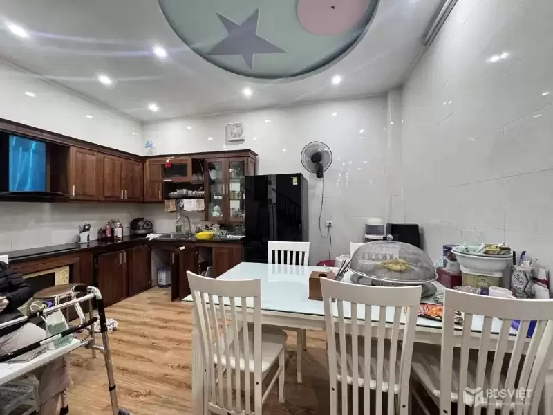 PHÂN LÔ HÀNG KHÔNG - HAI Ô TÔ TRÁNH LONG BIÊN GIÁ ĐẦU TƯ