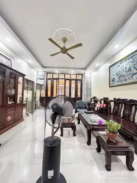 PHÂN LÔ HÀNG KHÔNG - HAI Ô TÔ TRÁNH LONG BIÊN GIÁ ĐẦU TƯ