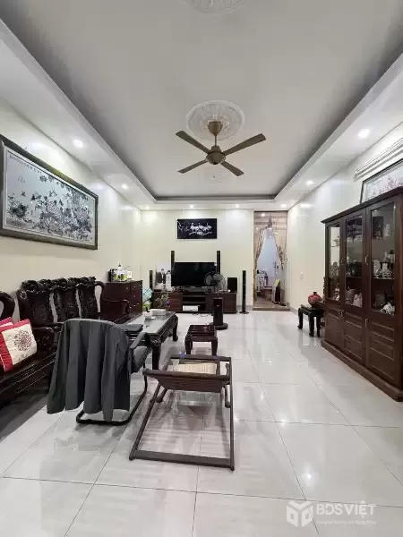 PHÂN LÔ HÀNG KHÔNG - HAI Ô TÔ TRÁNH LONG BIÊN GIÁ ĐẦU TƯ