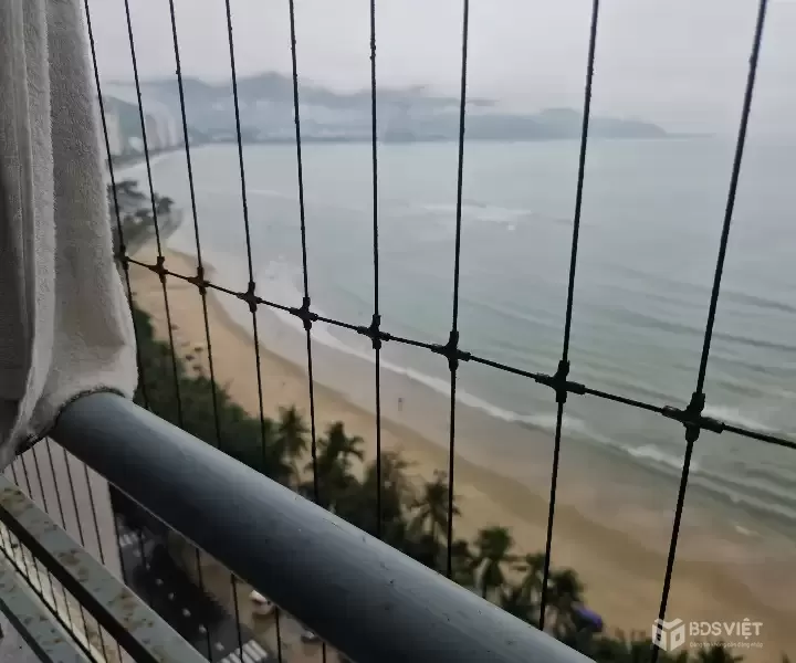 BÁN CĂN HỘ MƯỜNG THANH VIỄN TRIỀU – VIEW BIỂN HÒN CHỒNG  Vị trí: Dự án Mường Thanh Viễn Triều, Hòn Chồng – Nha Trang
 Diện tích: 70,56 m²
 Thiết kế: 3 phòng ngủ, 2 vệ sinh
 Hướng: Đông Nam – view biển cực đẹp, thoáng mát quanh năm

 Giá bán: 4 t