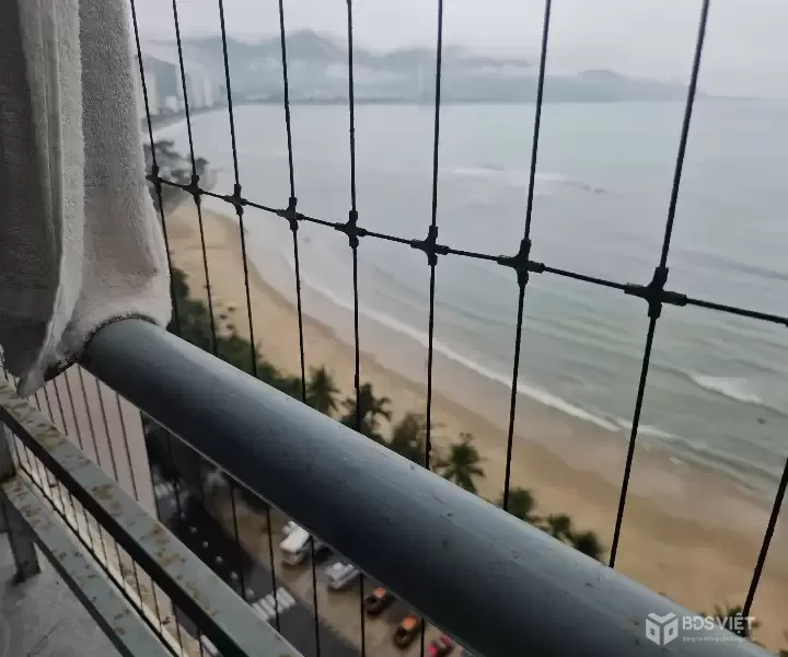 BÁN CĂN HỘ MƯỜNG THANH VIỄN TRIỀU – VIEW BIỂN HÒN CHỒNG  Vị trí: Dự án Mường Thanh Viễn Triều, Hòn Chồng – Nha Trang
 Diện tích: 70,56 m²
 Thiết kế: 3 phòng ngủ, 2 vệ sinh
 Hướng: Đông Nam – view biển cực đẹp, thoáng mát quanh năm

 Giá bán: 4 t