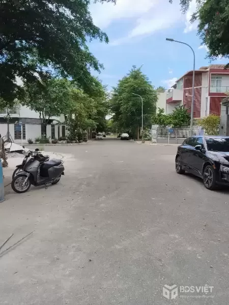 Bán giá nguyên căn gói 5 Mỹ Gia, hướng  Tây Nam
- 4 PN, 5 WC
- nhà đang hoàn thiện
- lô sạch đẹp, đường 82, cách ngã tư 10m
giá bán 8ty