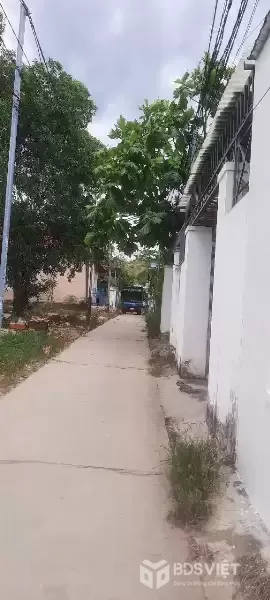 BÁN NHÀ 2 MẶT HẺM TRƯỚC SAU THÔN ĐẮC LỘC - BẮC NHA TRANG (VĨNH PHƯƠNG) 
- Diện tích 82.6m2 full ONT
- Ngang 5m. Hướng Đông Bắc và Tây Nam
- Hẻm betong rộng 4-5m và 3m. 
- Pháp lý Sổ hồng sở hữu lâu dài
- Kết cấu cấp 4 với 1pn (có thể tách thành 2pn),