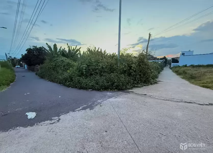 án lô đất 3 mặt tiền đường Thành Hồ - Diên Phước - Diên Khách 
- Dt: 534m2( 70m2 thổ) 
- Mặt tiền đường nhựa Thành Hồ - đường oto thoải mái - thông ra bờ kè sông cái. 
- Vị trí đất tiềm năng phù hợp đầu tư & an cư , làm farm ....
- Giá bán: 3ty1