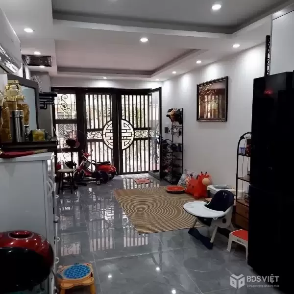 tập thể tầng 1 hoàng quốc việt DT 45/60m 6,5 tỷ ô tô đỗ cửa,kinh doanh