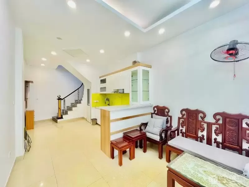 Bán Nhá Ngõ Văn Hương 38m2. 5 tầng. mặt tiền 3.2m. giá 8.5 Tỷ Đống Đa Hà Nội