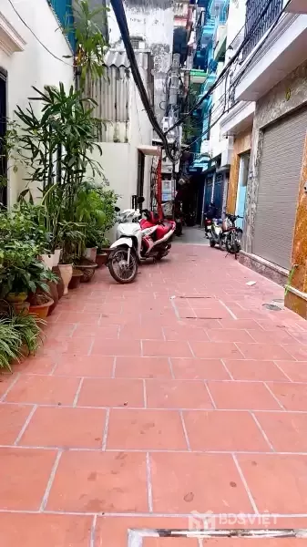 bán nhà cầu giấy 50m x4 tầng 12,3 tỷ,ngõ thông,lô góc,dân xây.full nội thất,gần ô tô