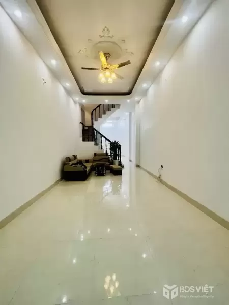 bán nhà cầu giấy 50m x4 tầng 12,3 tỷ,ngõ thông,lô góc,dân xây.full nội thất,gần ô tô