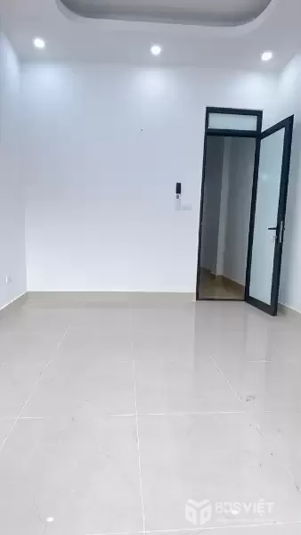 bán nhà cầu giấy 50m x4 tầng 12,3 tỷ,ngõ thông,lô góc,dân xây.full nội thất,gần ô tô