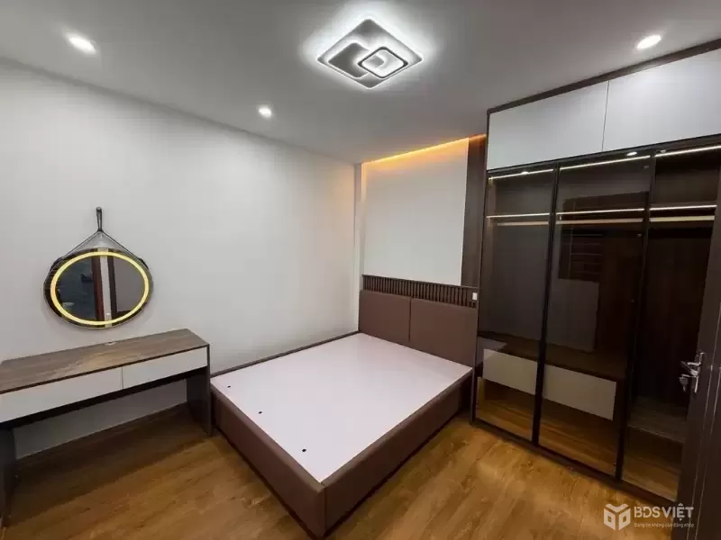 bán nhà xuân la DT 23m x5 tầng 6,950 tỷ 40m ô tô tránh,ngõ thông,full nội thất