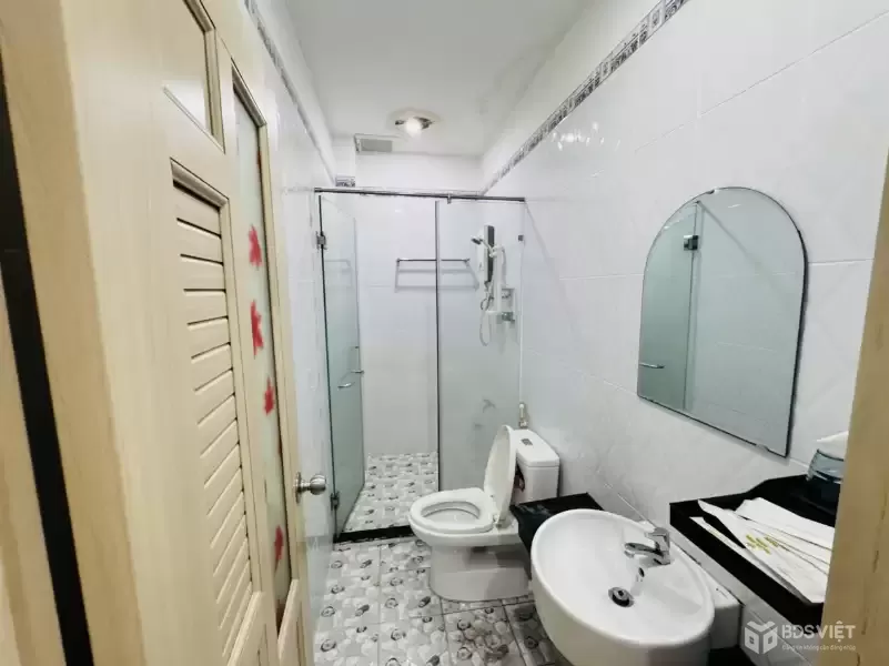 BÁN KHÁCH SẠN MẶT TIỀN BÌNH CHIỂU THỦ ĐỨC – 97M² ĐẤT – 470M² SÀN – CÓ THANG MÁY – GIÁ 12 TỶ (~108.2TR/M²