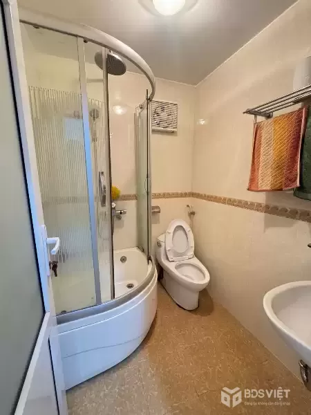 Bán nhà Hoàng Cầu 42/46m2.  5 tầng. mặt tiền 5.6m. giá 17.2 Tỷ Đống Đa Hà Nội