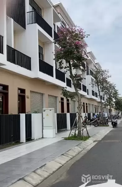 Bán gấp CHDV sổ hồng riêng có 8 phòng đối diện FPT phố đi bộ giá 5ty1