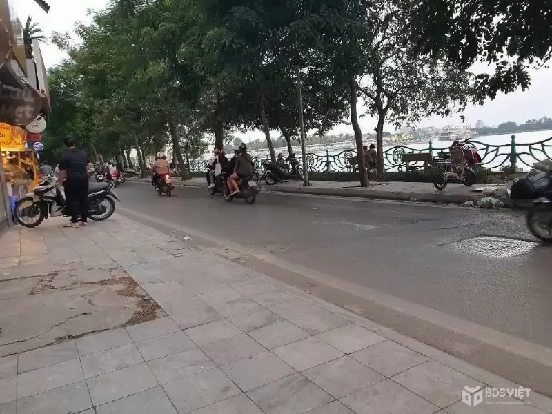 bán nhà nhật chiêu tây hồ DT 31m 11,5 tỷ full nội thất,ô tô đỗ cửa,40m ra hồ,view hồ