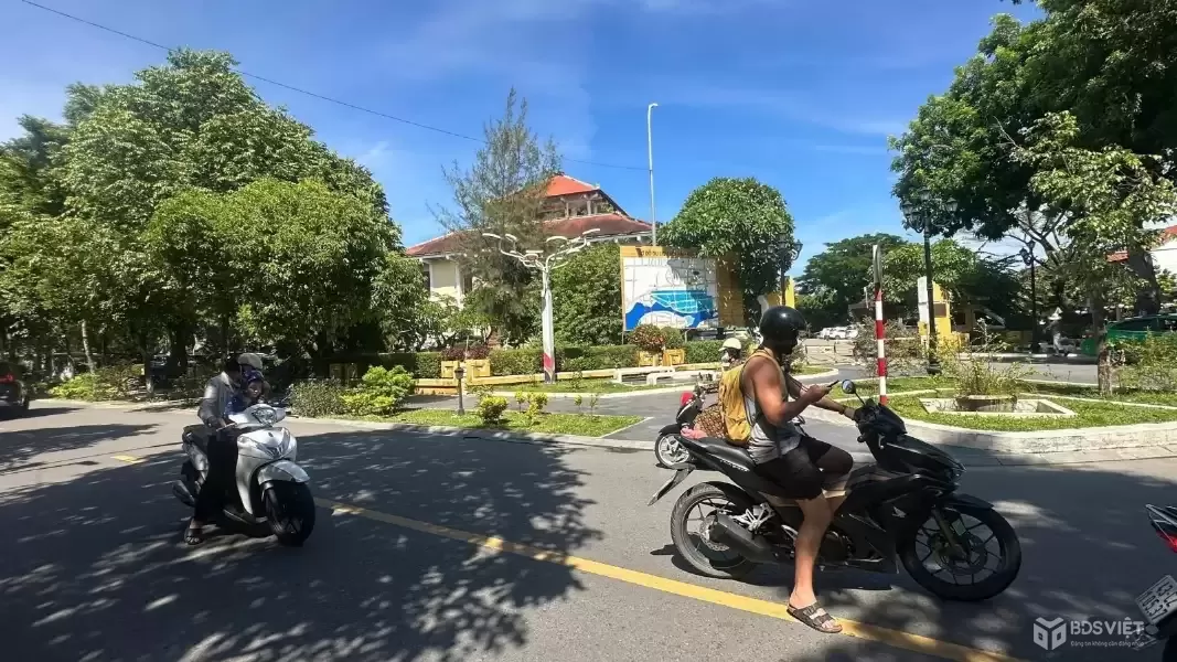 Bán lô góc Nại Hiên Đông 7 93m2 có 5 phòng trọ giá 8.4 tỷ đối diện công viên