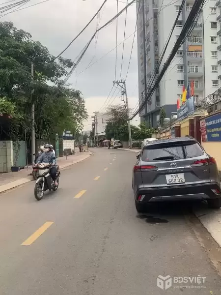 NHÀ 3 TẦNG LÃ XUÂN OAI - Ô TÔ ĐẬU CỬA - SÁT VINCOM Q9