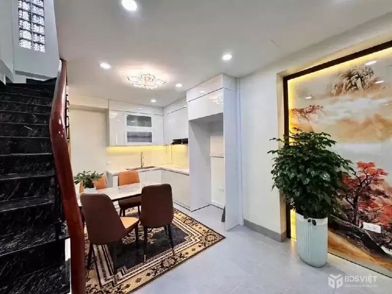 lạc long quân 40m x5 tầng 9,8 tỷ ô tô tránh 50m,ngõ thông ba gác đua,full nội thất