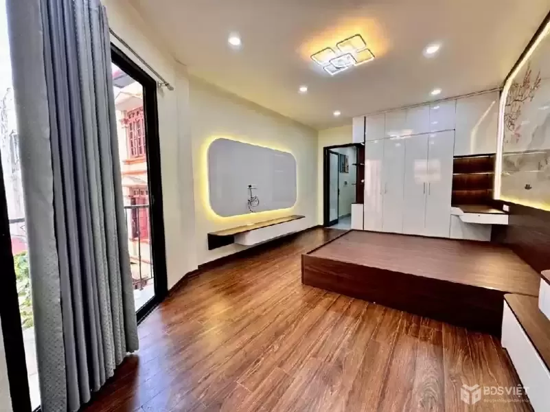 lạc long quân 40m x5 tầng 9,8 tỷ ô tô tránh 50m,ngõ thông ba gác đua,full nội thất