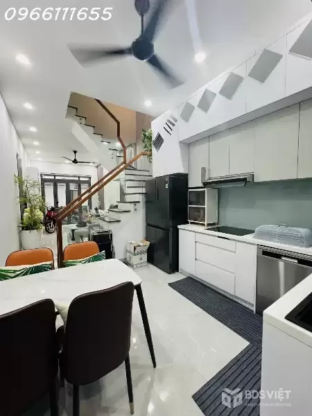 BÁN NHÀ SIÊU PHẨM ĐẸP FULL NỘI THẤT XỊN- NGUYỄN VĂN CỪ- P. CẦU KHO- VÀI BƯỚC CHÂN RA MẶT TIỀN - 3 TẦNG 4PN - 50M2. MT 4