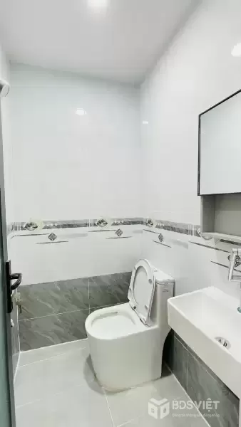 CMT8 - Quận 10 - Nhà mới ở ngay - 2 tầng - Kế hẻm ô tô - 3.1 tỷ