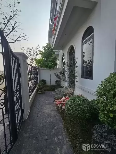 SỐNG NHƯ NGHỈ DƯỠNG –  BÁN BIỆT THỰ HỒ LINH ĐÀM 200M2 – GIÓ HỒ LỘNG GIÓ CHỈ 49 TỶ