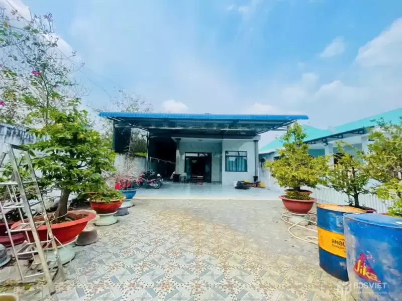 Bán nhà hẻm đường nhựa tỉnh lộ 8 , xã Hòa Phú tdt 650m2 ( 300m2 thổ ) 3pn, 2wc giá 7,9 tỷ