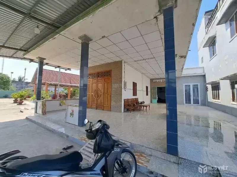 Bán nhà sân rộng ở KP7 , thị trấn Bến Lức dt 636m2 full thổ , 3pn ,2wc giá giảm còn 4,8 tỷ