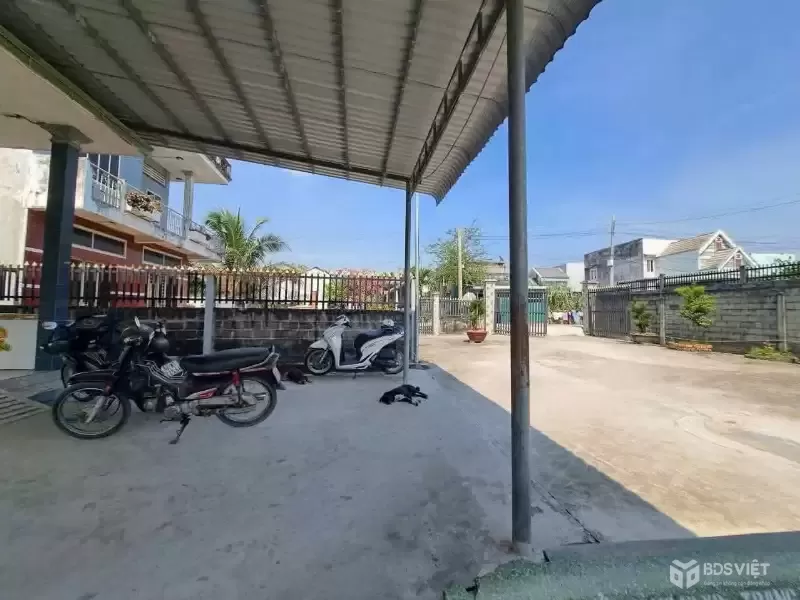 Bán nhà sân rộng ở KP7 , thị trấn Bến Lức dt 636m2 full thổ , 3pn ,2wc giá giảm còn 4,8 tỷ