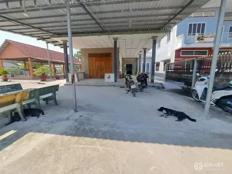 Bán nhà sân rộng ở KP7 , thị trấn Bến Lức dt 636m2 full thổ , 3pn ,2wc giá giảm còn 4,8 tỷ