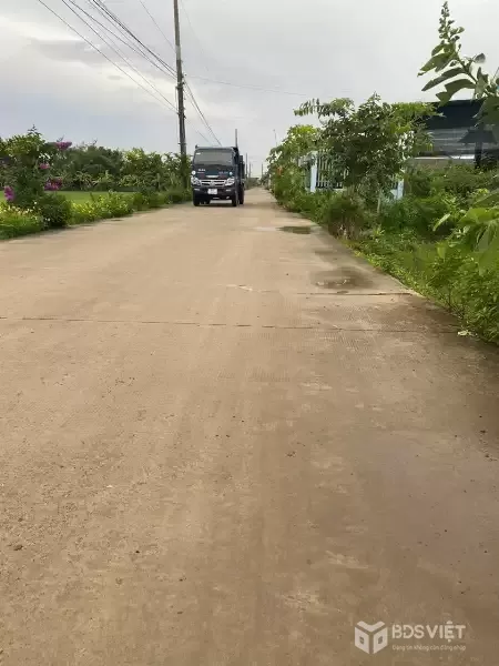 Bán 4 lô thổ cư liền kề mt đường Nguyễn Thị Điểm , xã Tân Bình ,Tân Trụ dt 215m2 giá 1 tỷ 1 lô