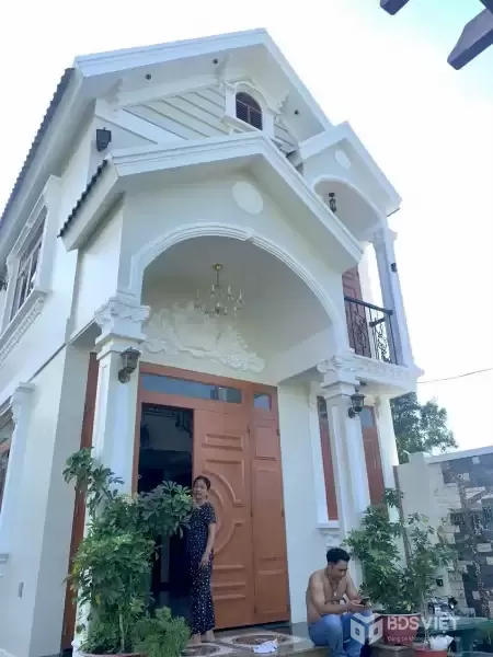 Bán biệt thự đẹp // tỉnh lộ 8 , xã Hòa Phú dt 208m2 full thổ , 1 lầu 3pn , 4wc giá giảm còn 5 tỷ