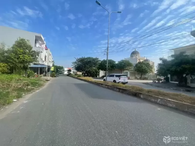 Bán nền thổ cư đường số 11, khu dân cư 135 , thị trấn Bến Lức dt 120m2 giá 4,4 tỷ