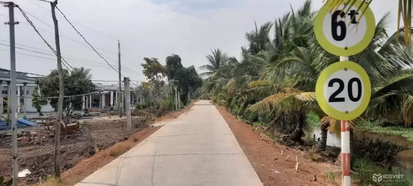 Bán đất mt đường beton liên ấp 5-6 xã Bình Đức dt 741m2 ( 200m2 thổ cư ) giá 1,75 tỷ