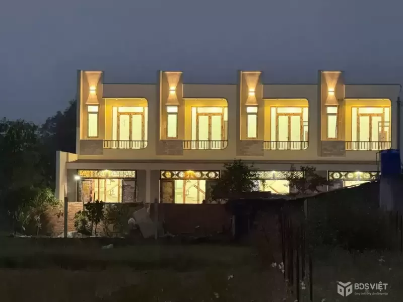 Bán 9 căn nhà mới xây đồng bộ xã Mỹ Hạnh Nam dt dt 112,5m2 1 lầu 4pn,4wc giá 2,55 tỷ /căn