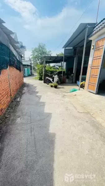 Bán nhà hẻm beton thị trấn Đức Hòa dt 130m2 , 1 lầu, 3pn , 3wc giá 2,35 tỷ